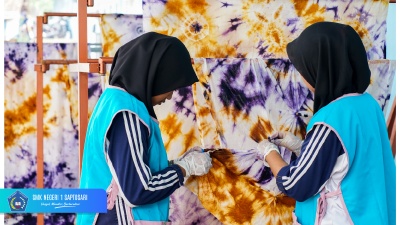 Belajar Motif Teknik Tie Dye bersama Wiwid Hosanna